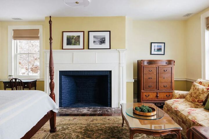 Room 4 of 27