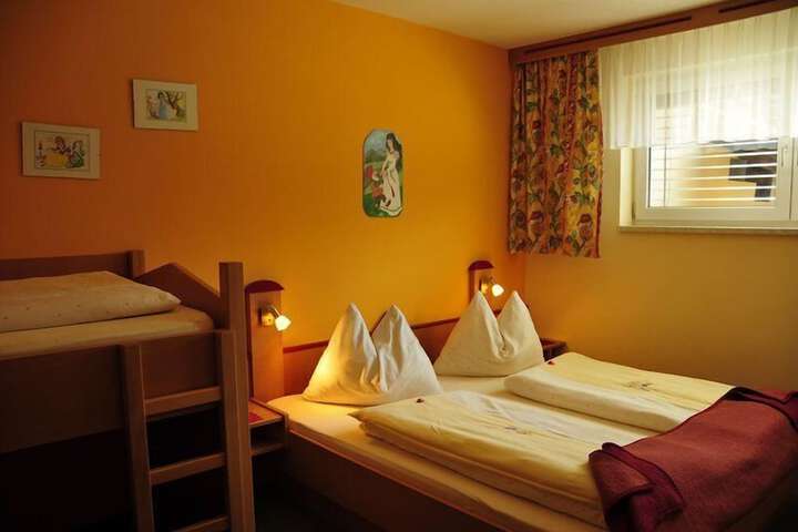Room 33 of 87