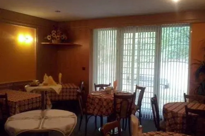 Dining 4 of 5