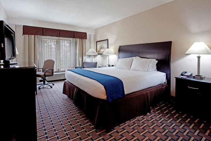 1 King Bed (1 of 11)