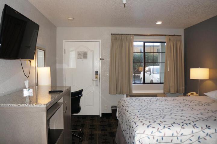 Queen Bed Accessible (32 of 45)