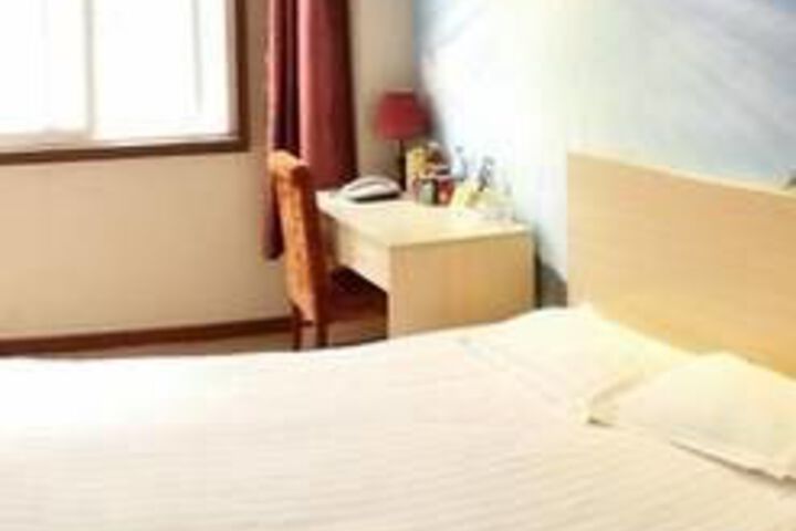 Room 6 of 30