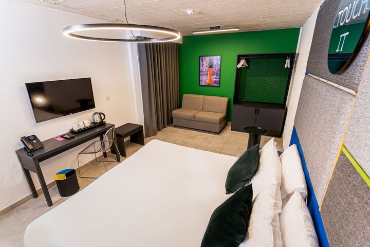Room 33 of 62