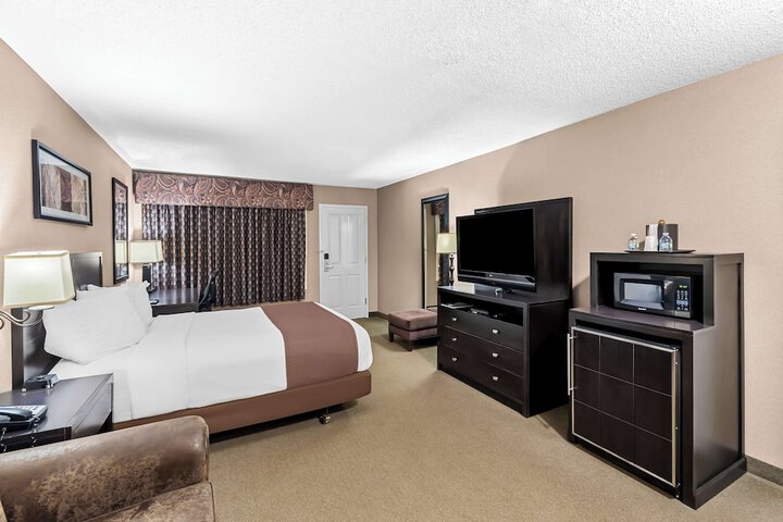 Accessible 1 Queen Accessible Walk in Shower Sofa Bed Microwave and Refrigerator WiFi Full Breakfast (6 of 16)