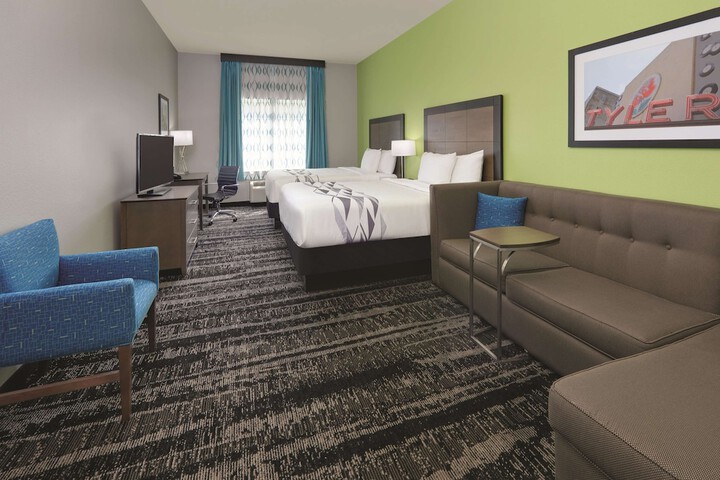 2 Queen Beds Mobility Hearing Accessible Room Roll in Shower (8 of 11)
