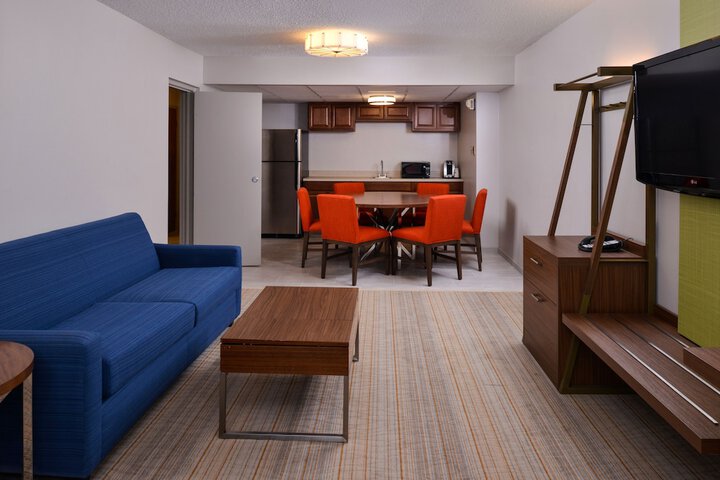 1 King 1 Bedroom Suite Sofa Bed (3 of 7)