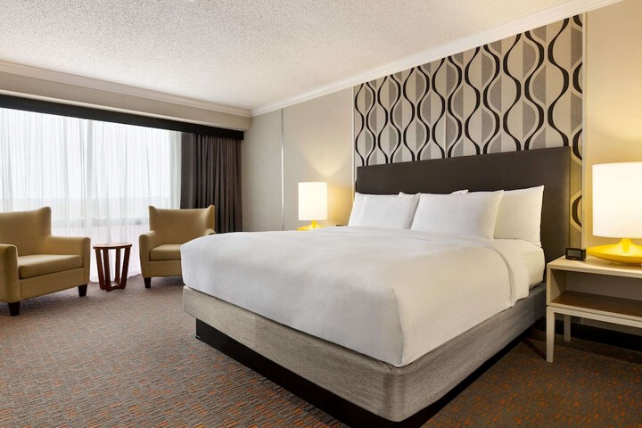Executive King Bed (1 of 6)