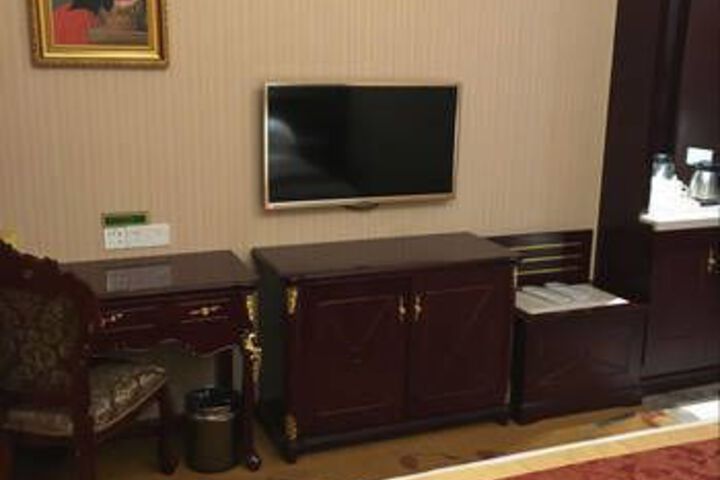 Room 6 of 9