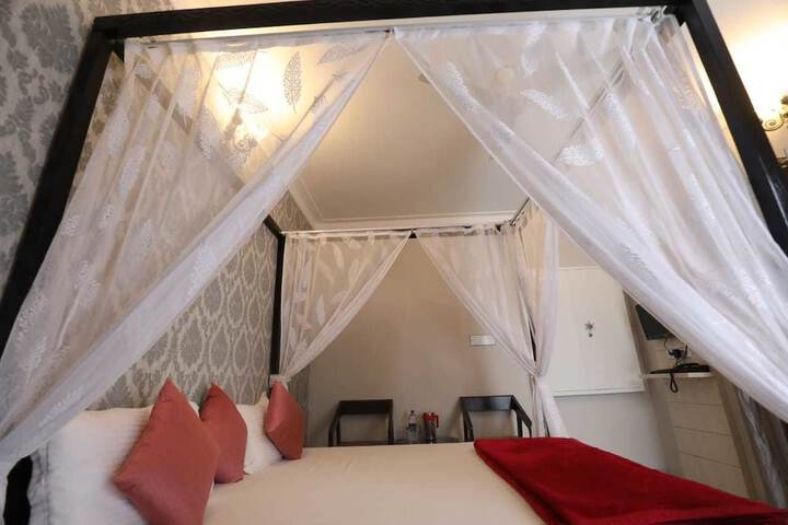 Room 4 of 10