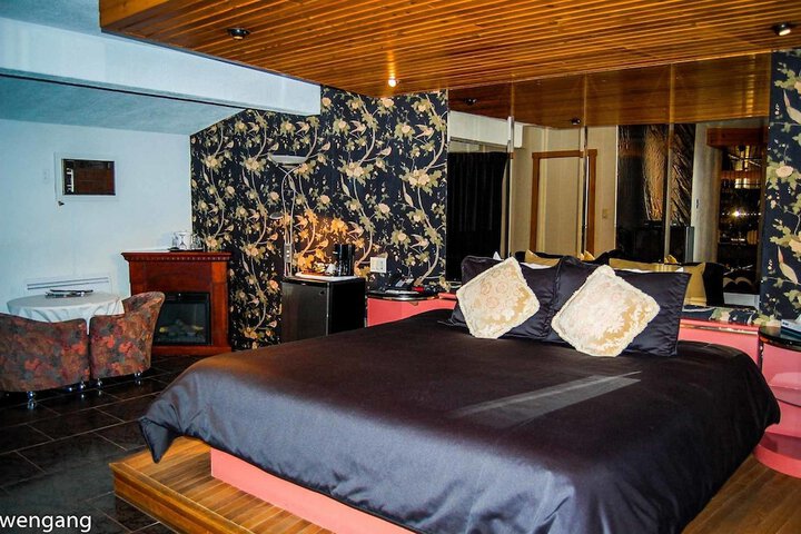 Room 6 of 51