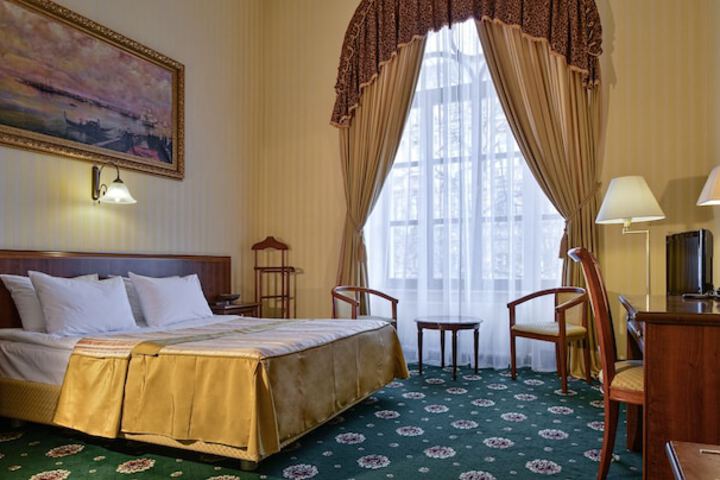 Room 6 of 77
