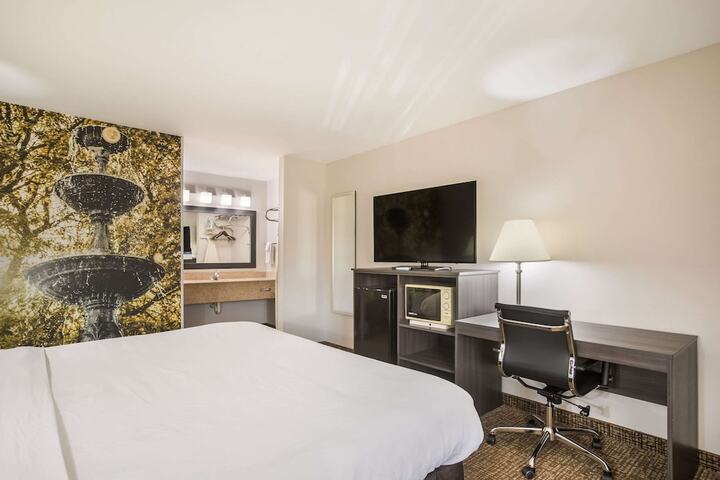 1 King Bed (7 of 15)