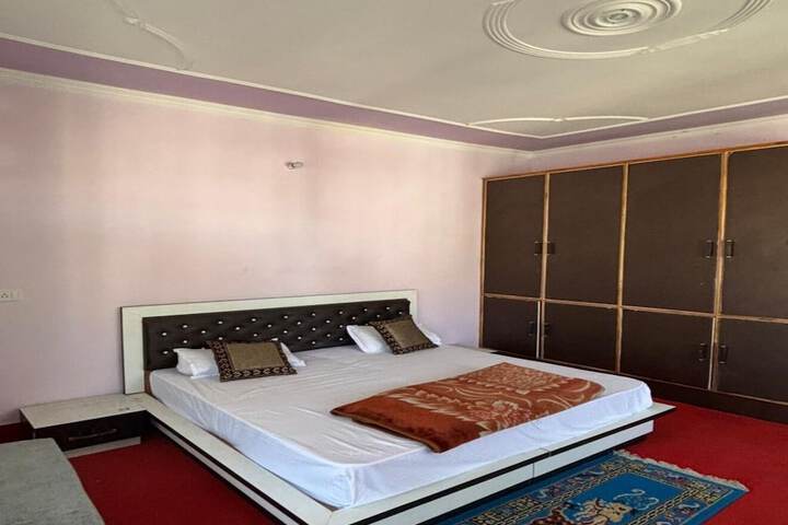 Room 5 of 8