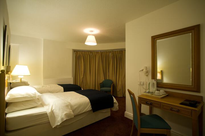 Room 6 of 8