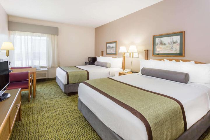 1 Queen Bed (7 of 19)