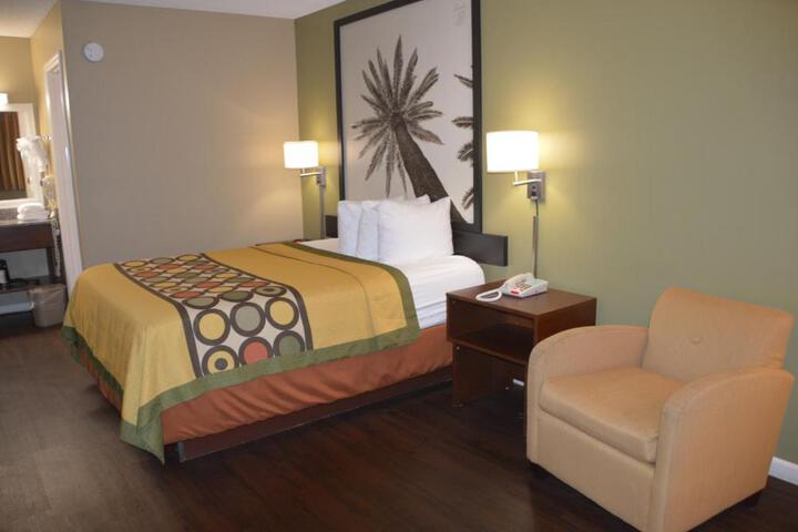 1 Queen Bed (17 of 18)