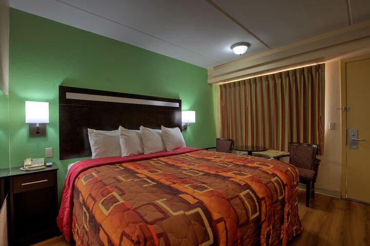 Business King Bed (9 of 9)