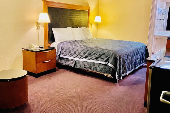 1 King Bed (14 of 19)