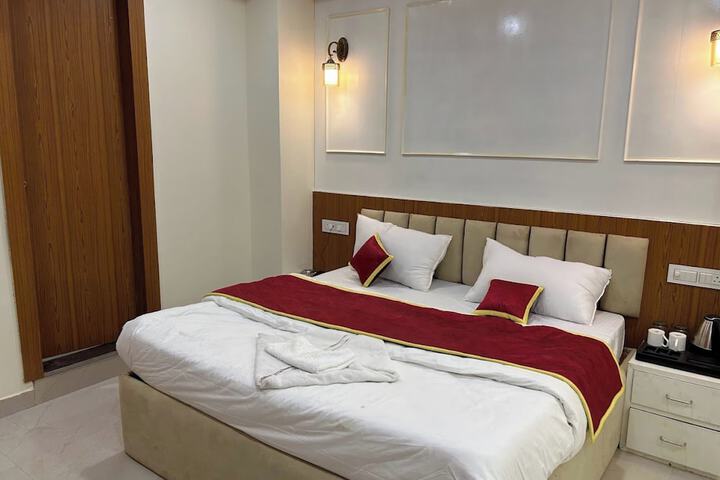 Room 6 of 14