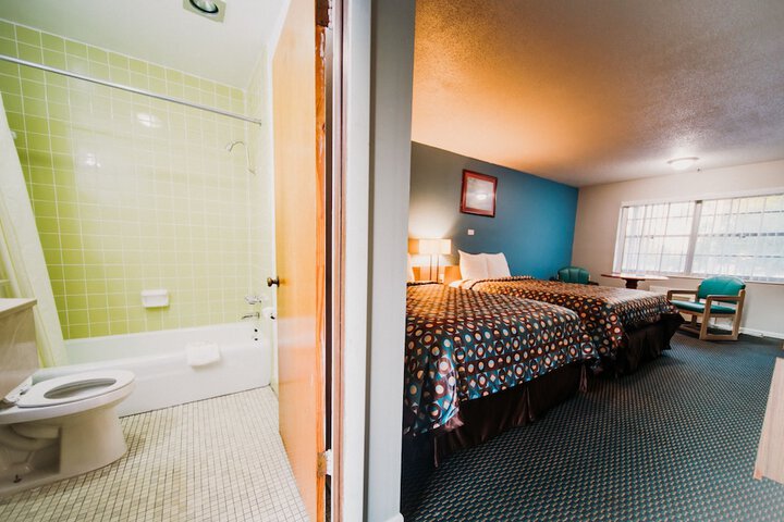2 Queen Beds Ground Floor (5 of 9)