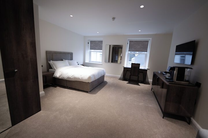 Room 7 of 9