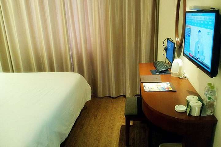 Room 48 of 61