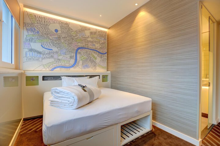 Room 6 of 18