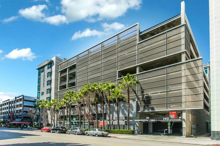 Exterior of Met Lofts Downtown LA