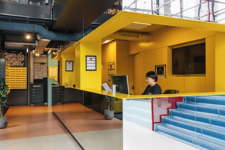 Check-in/check-out kiosk