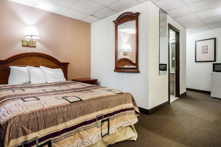 1 Queen Bed (1 of 15)