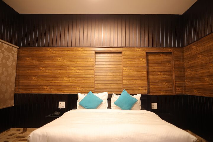 Room 16 of 76