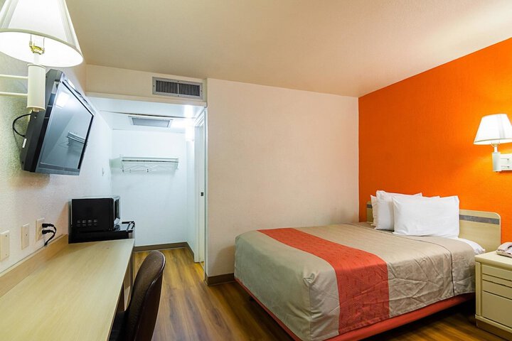 Room 13 of 32