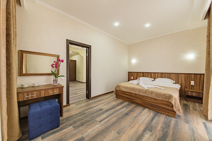 Room 12 of 32