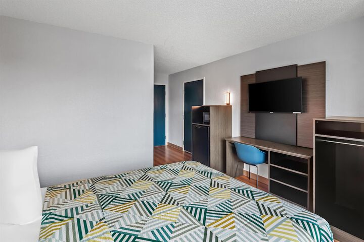 Room 9 of 37