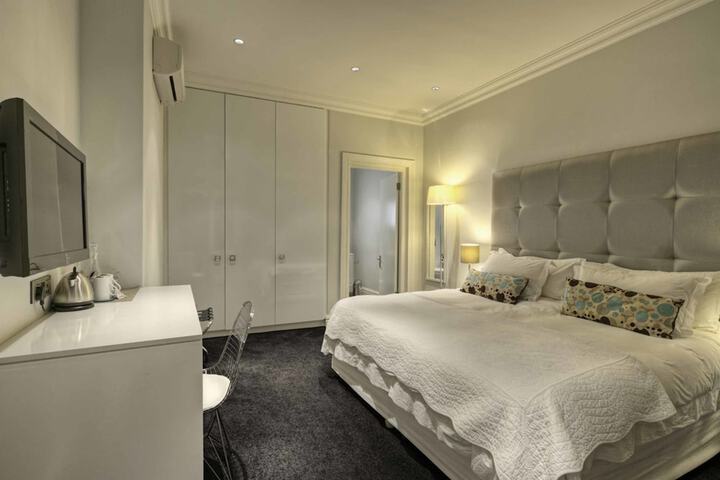 Room 9 of 77