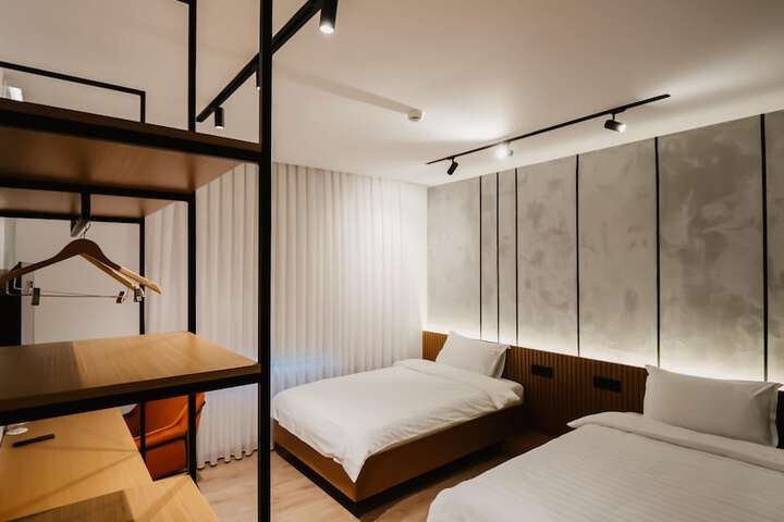 Room 12 of 27