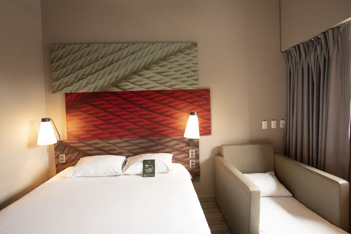 Room 7 of 77
