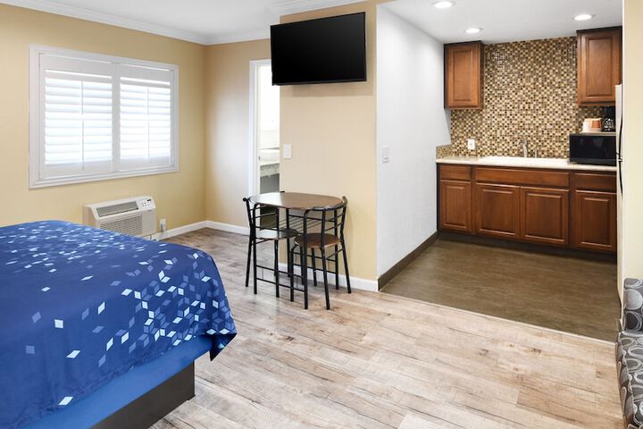 1 Queen Bed (6 of 16)
