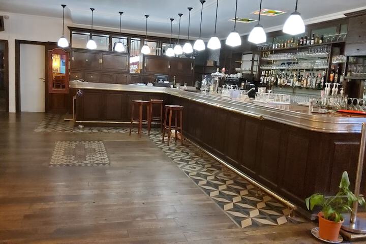 Lounge 17 of 23