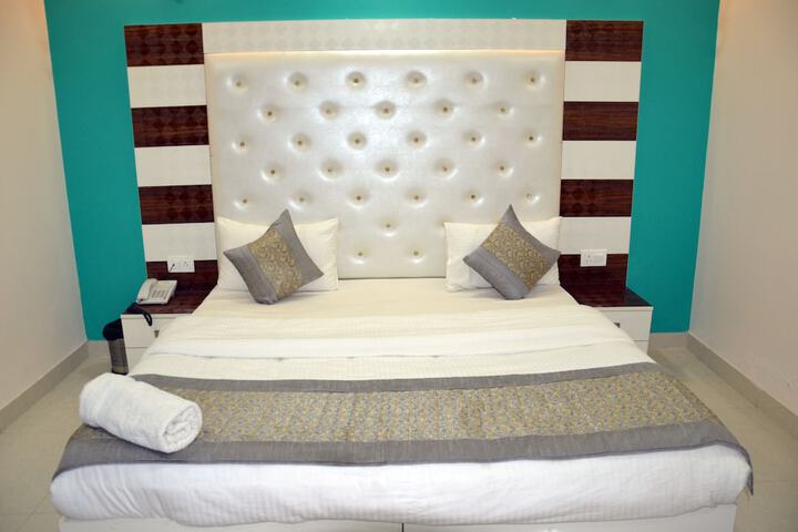Room 10 of 76