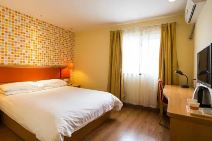 Room 17 of 28