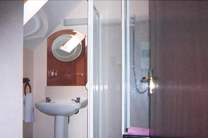 Room 4 of 7