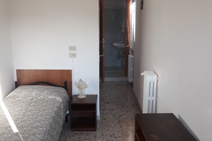 Room 7 of 16