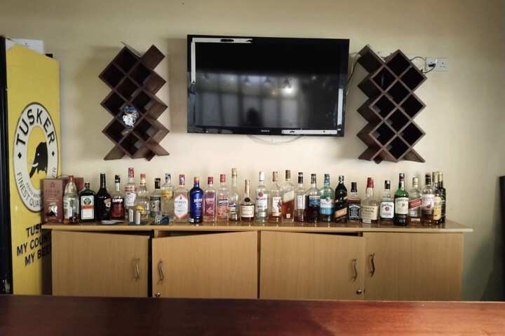 Lounge 33 of 52