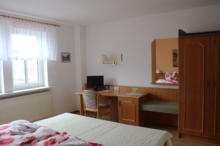 Room 7 of 12