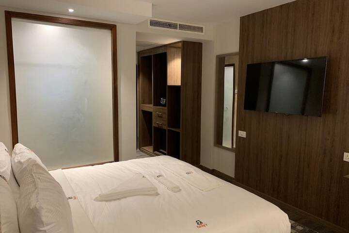 Room 13 of 32