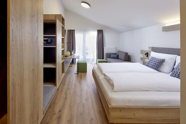 Room 4 of 43
