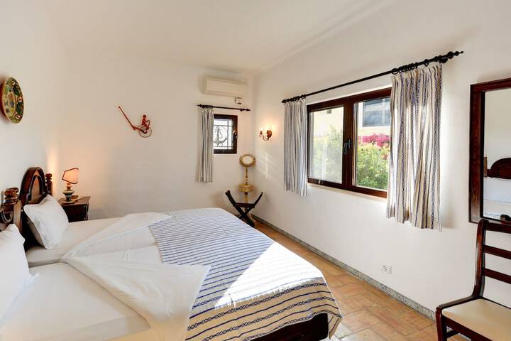 Room 2 of 142