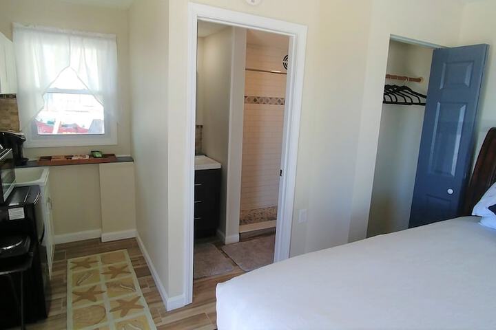 Room 3 of 77