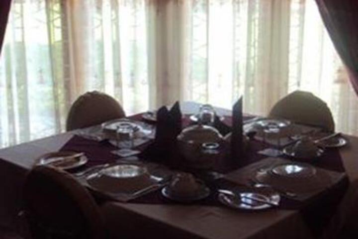 Dining 4 of 6